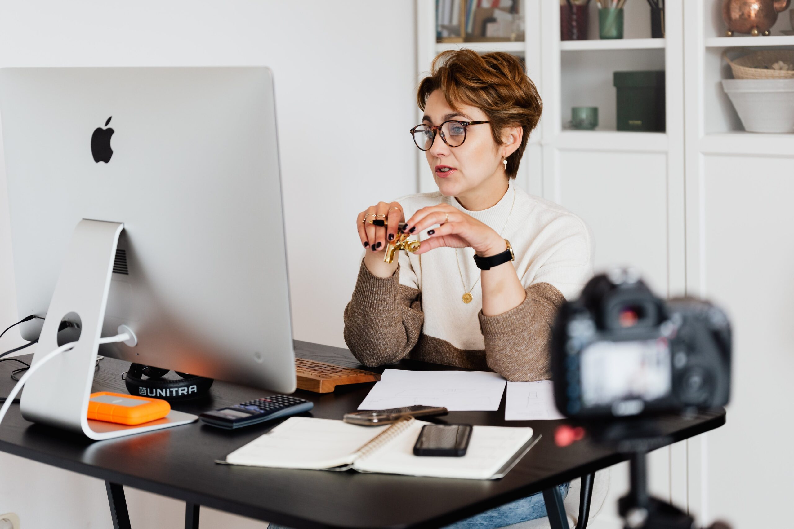 woman-with-glasses-talking-to-pc